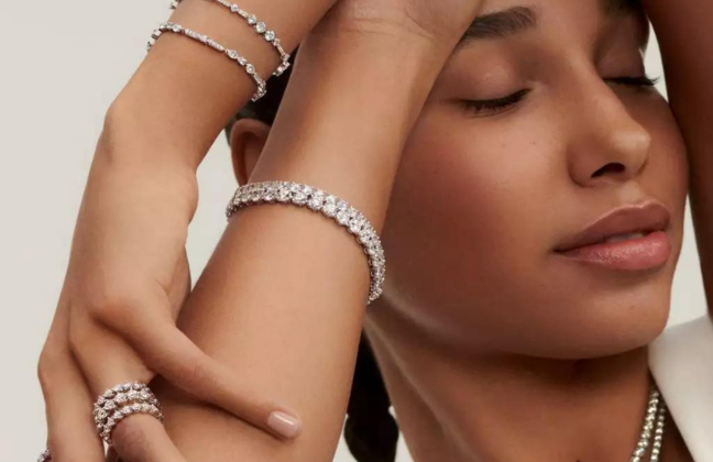 De Beers diamond jewelry collection lifestyle picture