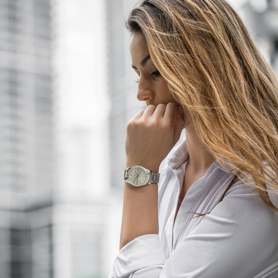 29.5mm stainless steel case with diamond bezel, silver dial. Date display. Quartz movement. Water resistance of 5 bar. Stainless steel bracelet