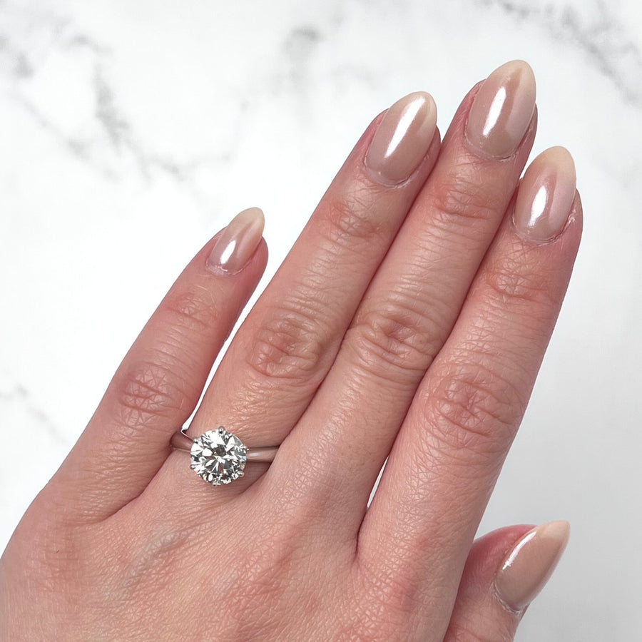Round-cut Engagement Ring - DRJST01875